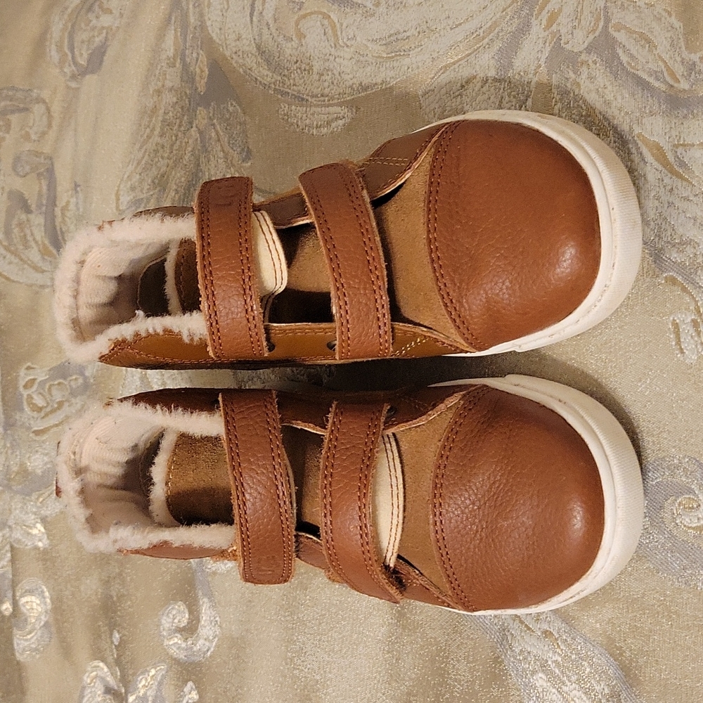Boys ugg boot size 9